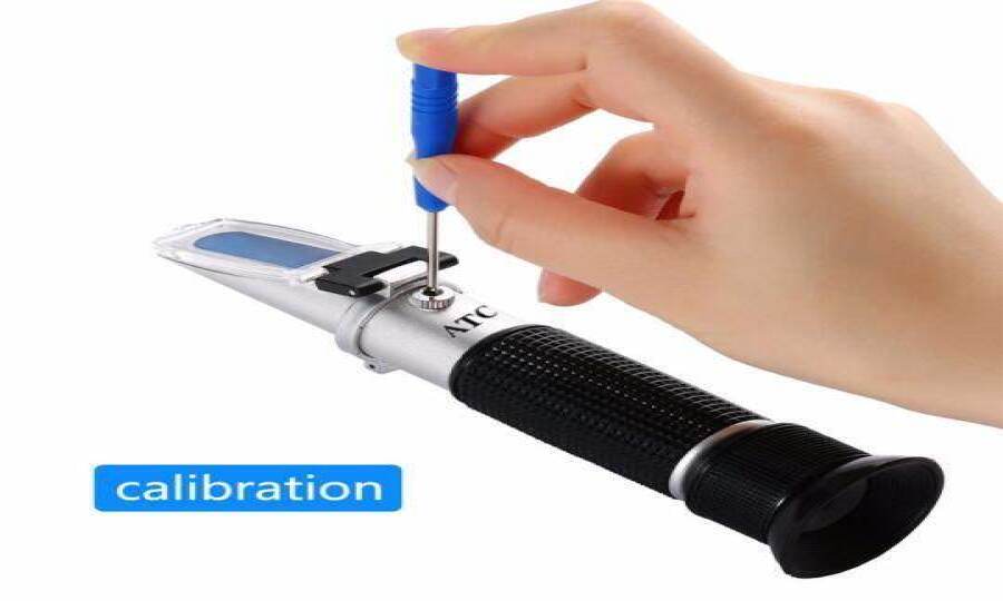 How does the sample stage of a milwaukee brix refractometer hold the sample?