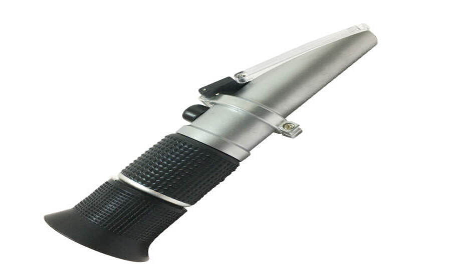 What is the storage capacity of a handheld refractometer brix?
