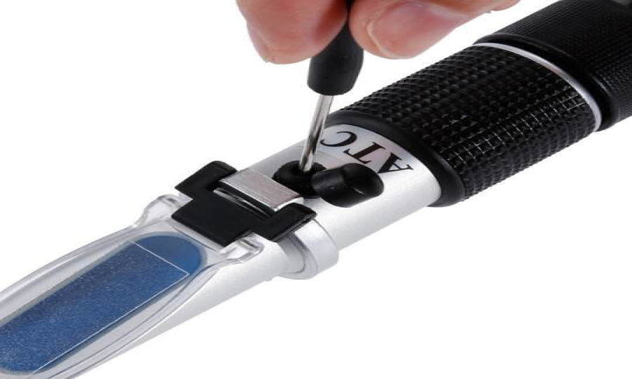 Can a refractometer brix definition be used for both solid and liquid samples?