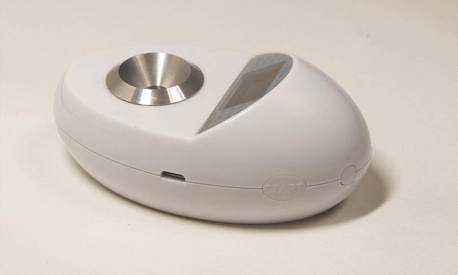 What type of sample containers can be used with a digital veterinary refractometer?
